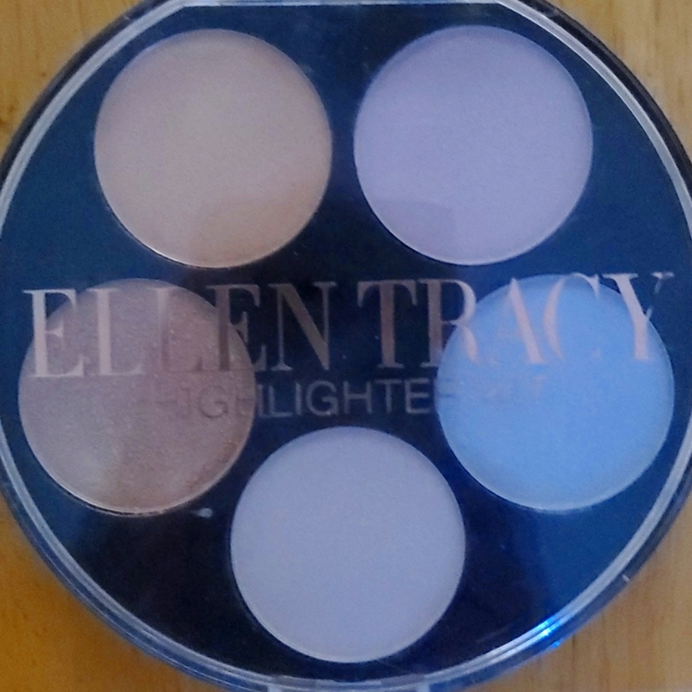 ELlEN TRACY Makeup Pallette